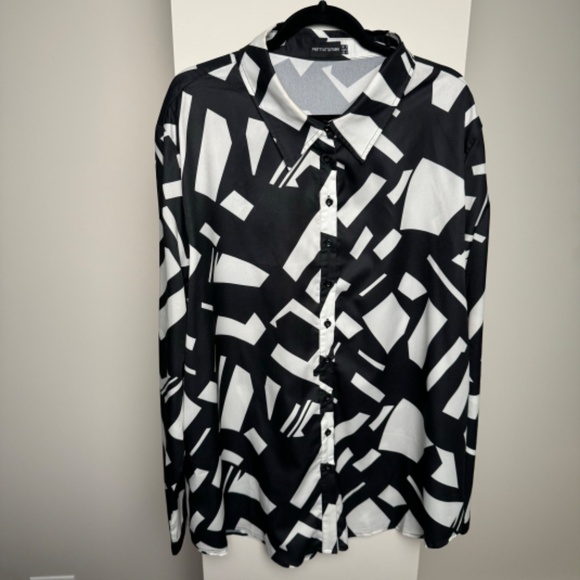 PrettyLittleThing Plus Black Abstract Print Oversized Shirt - Picture 2 of 9